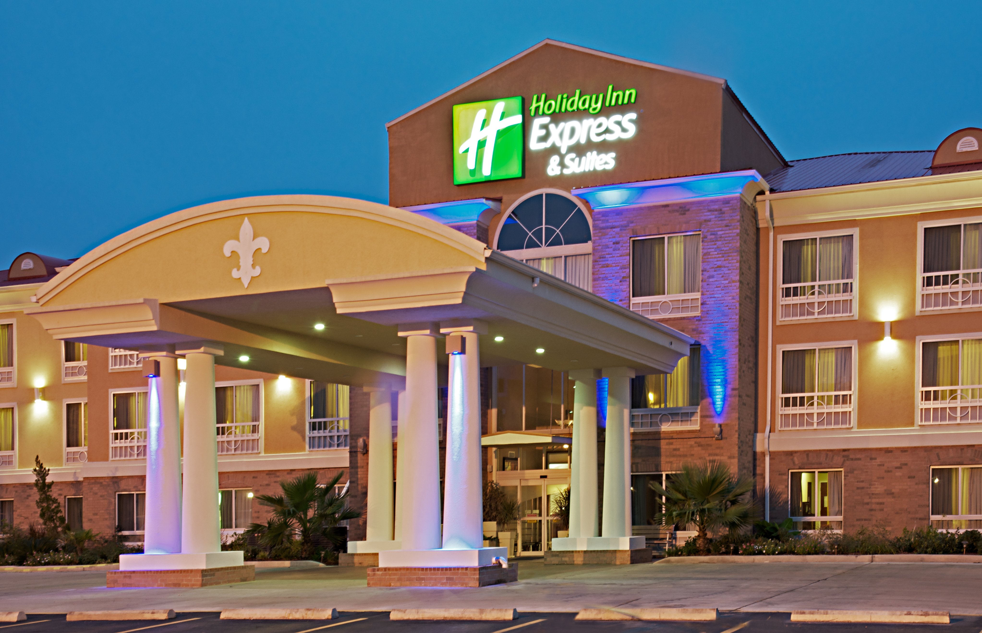 holiday inn express and suites alexandria by ihg