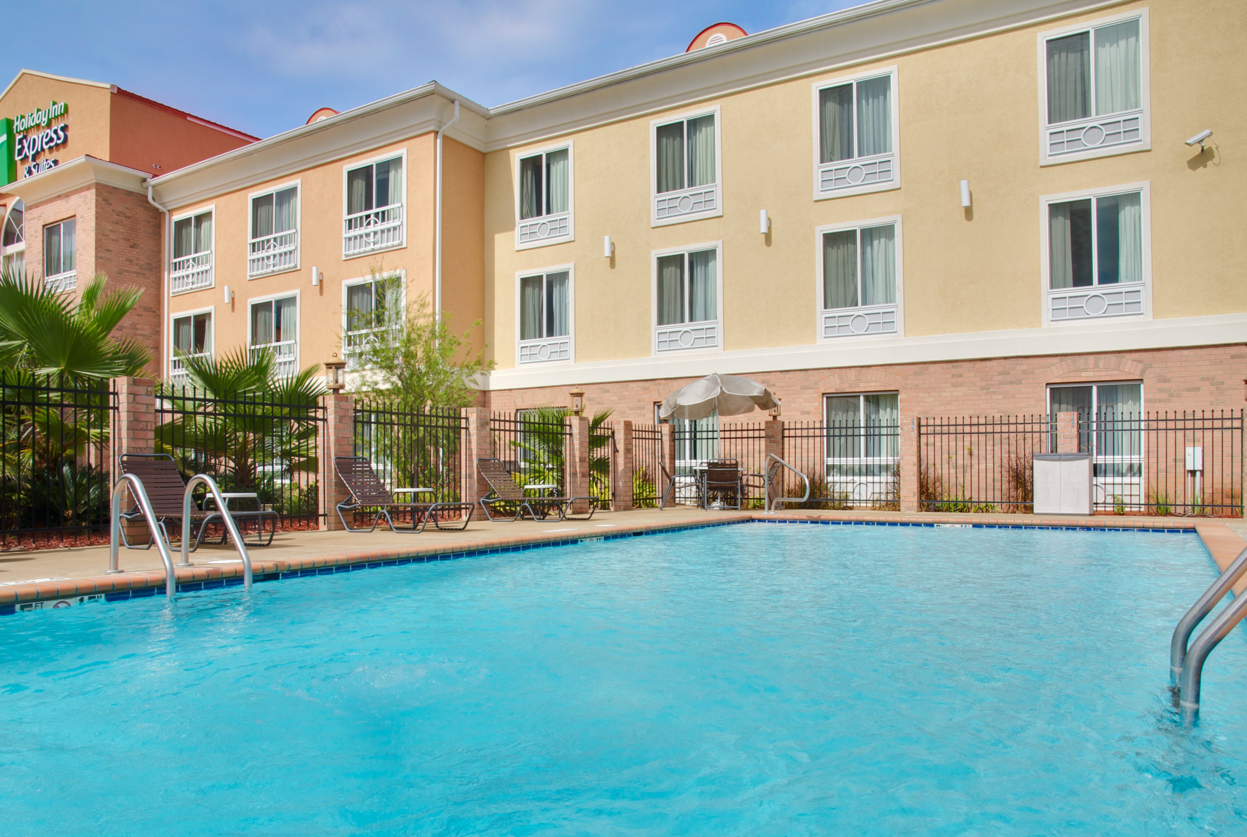 holiday inn express and suites alexandria by ihg
