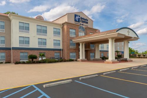 holiday inn express and suites alexandria by ihg