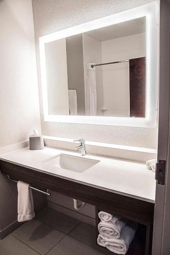 holiday inn express and suites alexandria by ihg