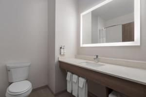 holiday inn express and suites alexandria by ihg