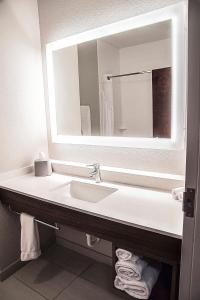 holiday inn express and suites alexandria by ihg