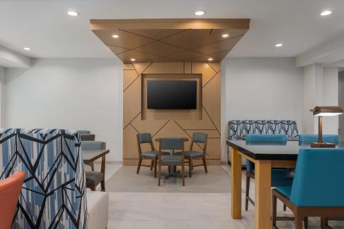 holiday inn express and suites alexandria by ihg
