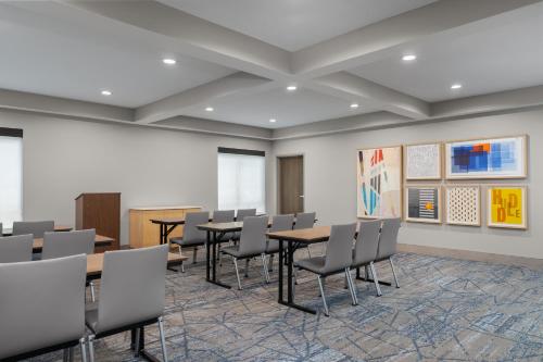 holiday inn express and suites alexandria by ihg