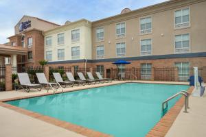 holiday inn express and suites alexandria by ihg