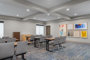 holiday inn express and suites alexandria by ihg