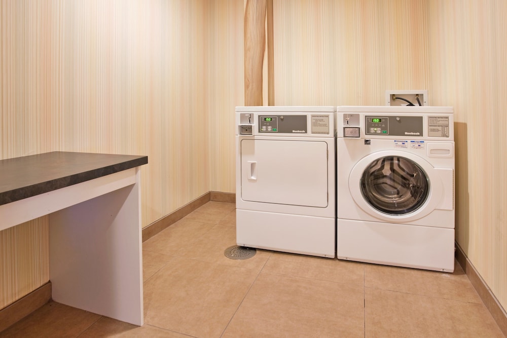 holiday inn express and suites airport lincoln by ihg
