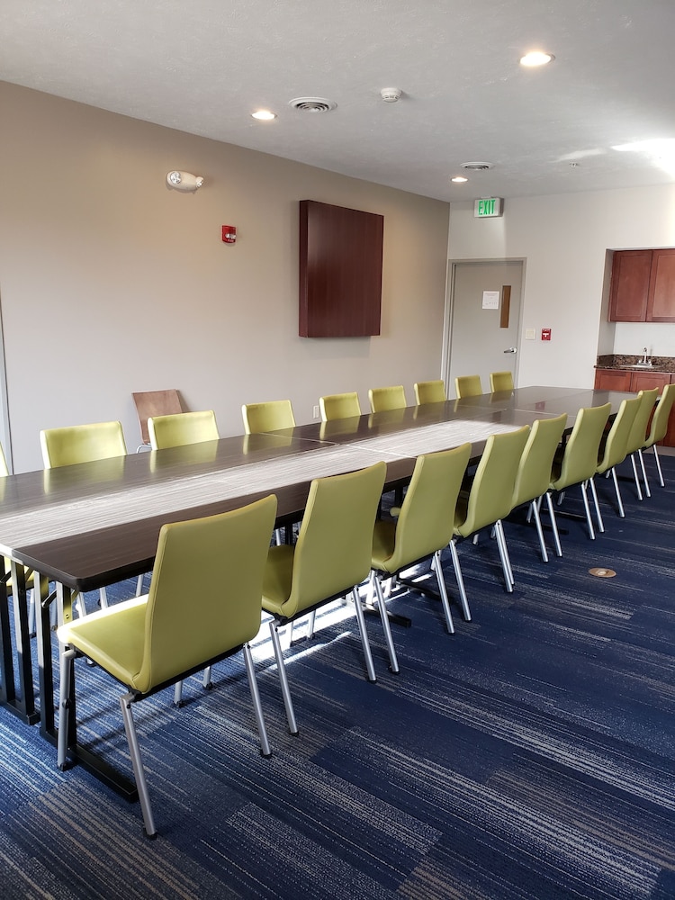 holiday inn express and suites airport lincoln by ihg