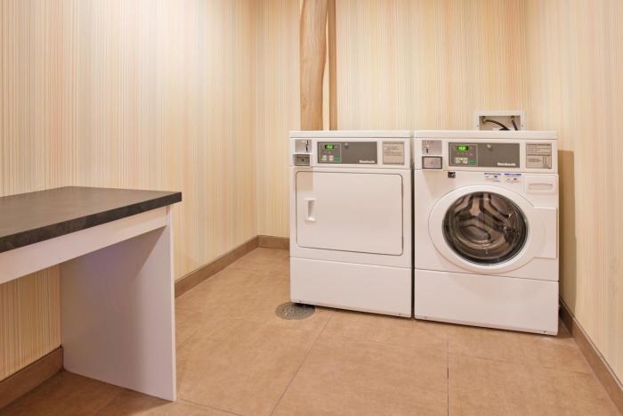holiday inn express and suites airport lincoln by ihg