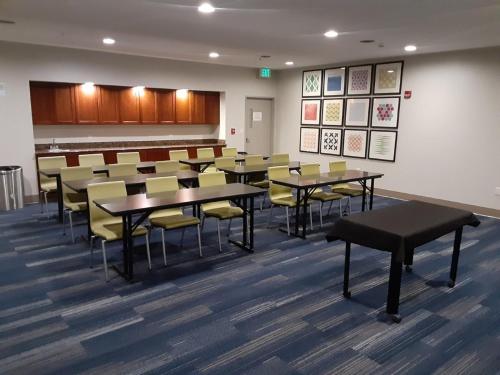 holiday inn express and suites airport lincoln by ihg