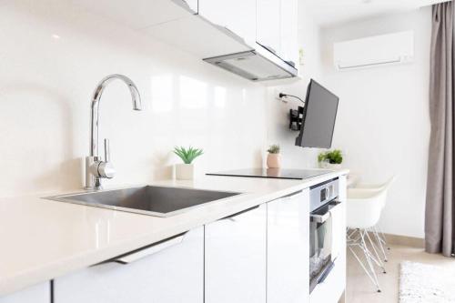 a cozy and modern beach studio 5min walk to bondi beach