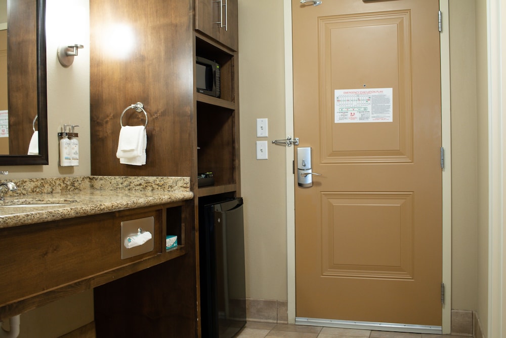 holiday inn express and suites williston by ihg