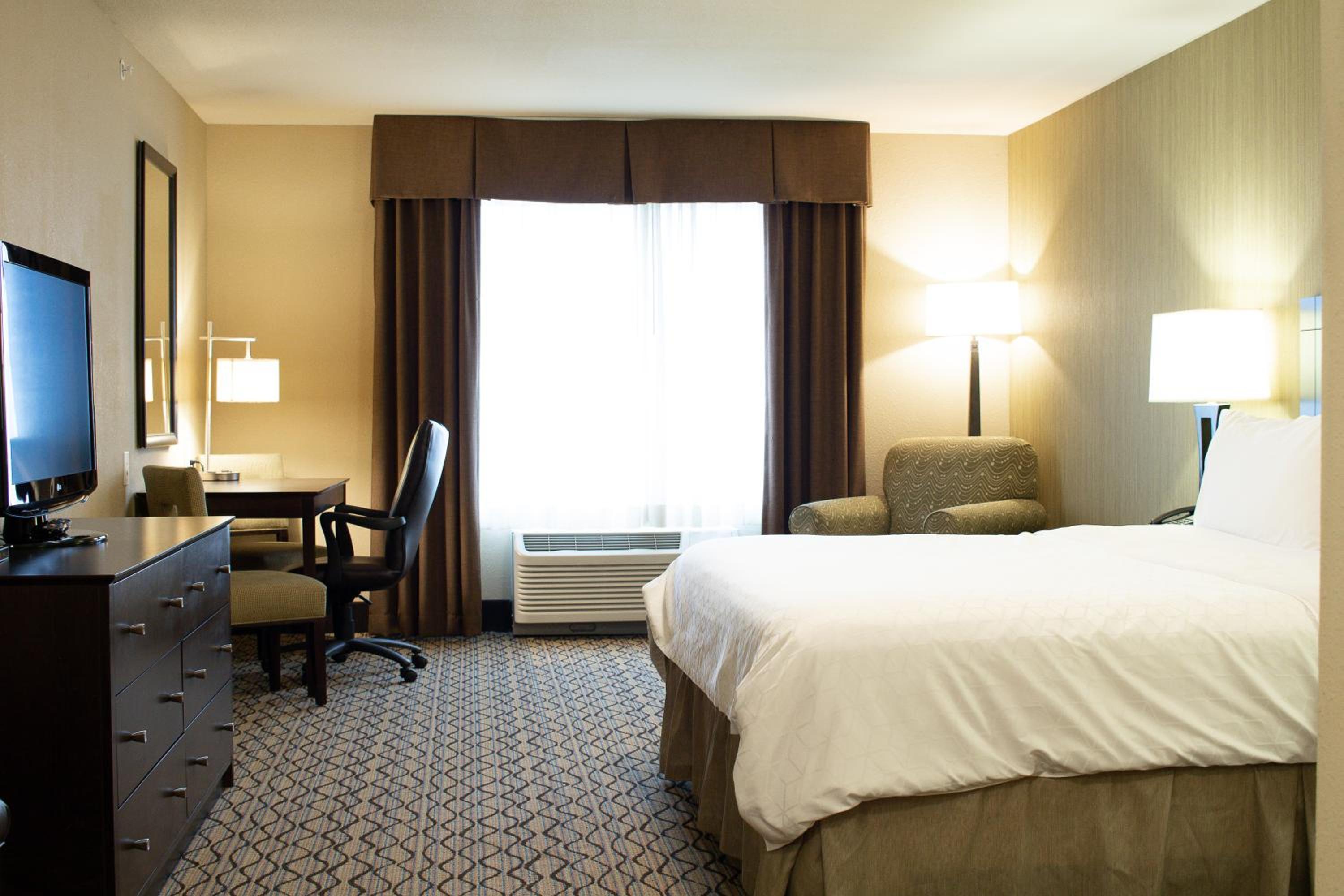 holiday inn express and suites williston by ihg
