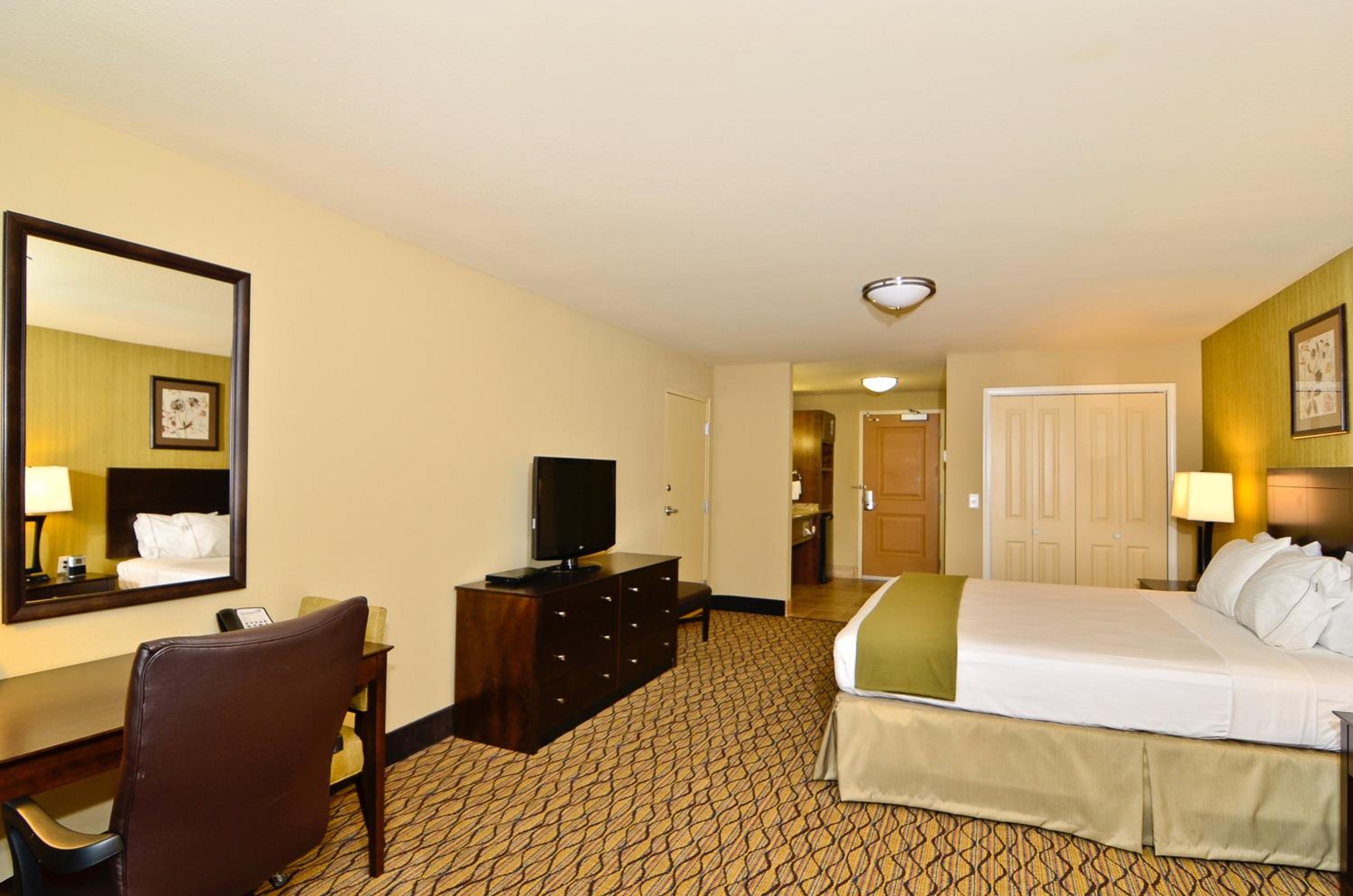 holiday inn express and suites williston by ihg