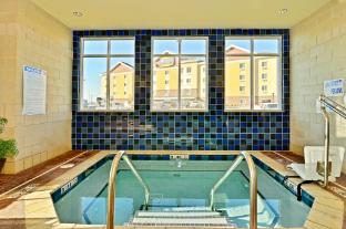 holiday inn express and suites williston by ihg