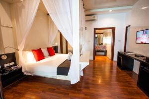 pao jin poon beach front villa