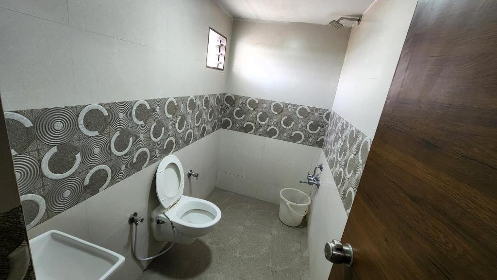 Hotel Nova Prime,Thaltej>>Ahmedabad,2 star