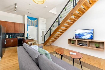 uptown spacious condo wifi free parking