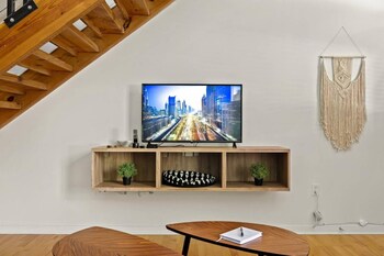 uptown spacious condo wifi free parking