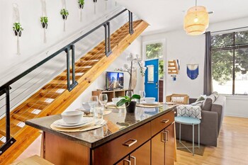 uptown spacious condo wifi free parking