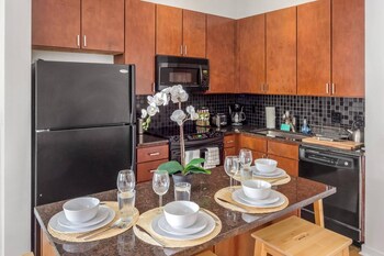 uptown spacious condo wifi free parking