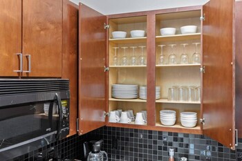 uptown spacious condo wifi free parking