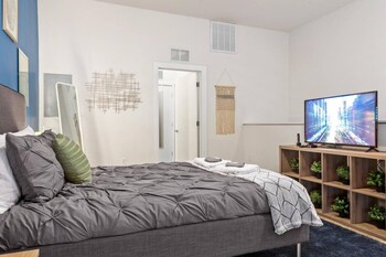 uptown spacious condo wifi free parking