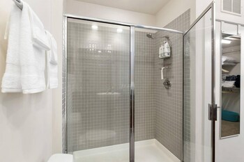 uptown spacious condo wifi free parking