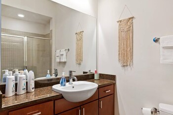 uptown spacious condo wifi free parking