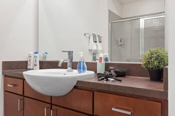 uptown spacious condo wifi free parking