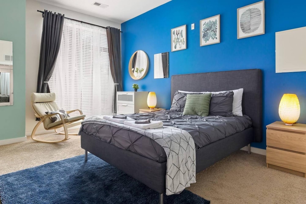 uptown spacious condo wifi free parking