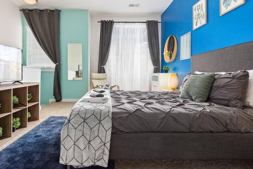 uptown spacious condo wifi free parking