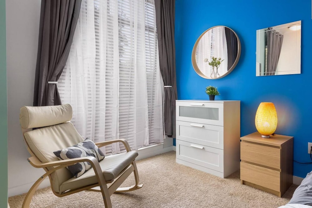 uptown spacious condo wifi free parking