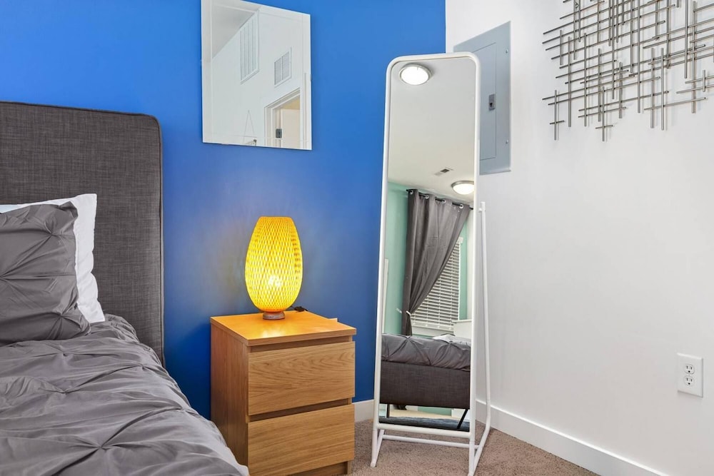 uptown spacious condo wifi free parking