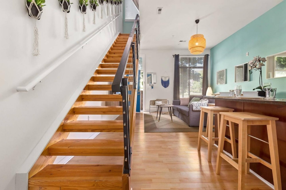 uptown spacious condo wifi free parking