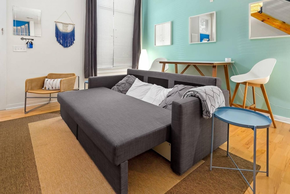 uptown spacious condo wifi free parking