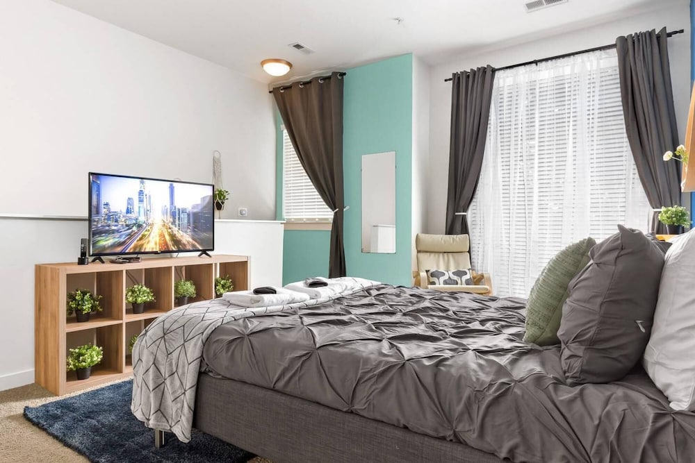 uptown spacious condo wifi free parking
