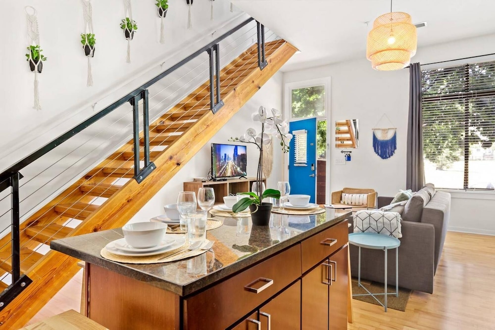 uptown spacious condo wifi free parking