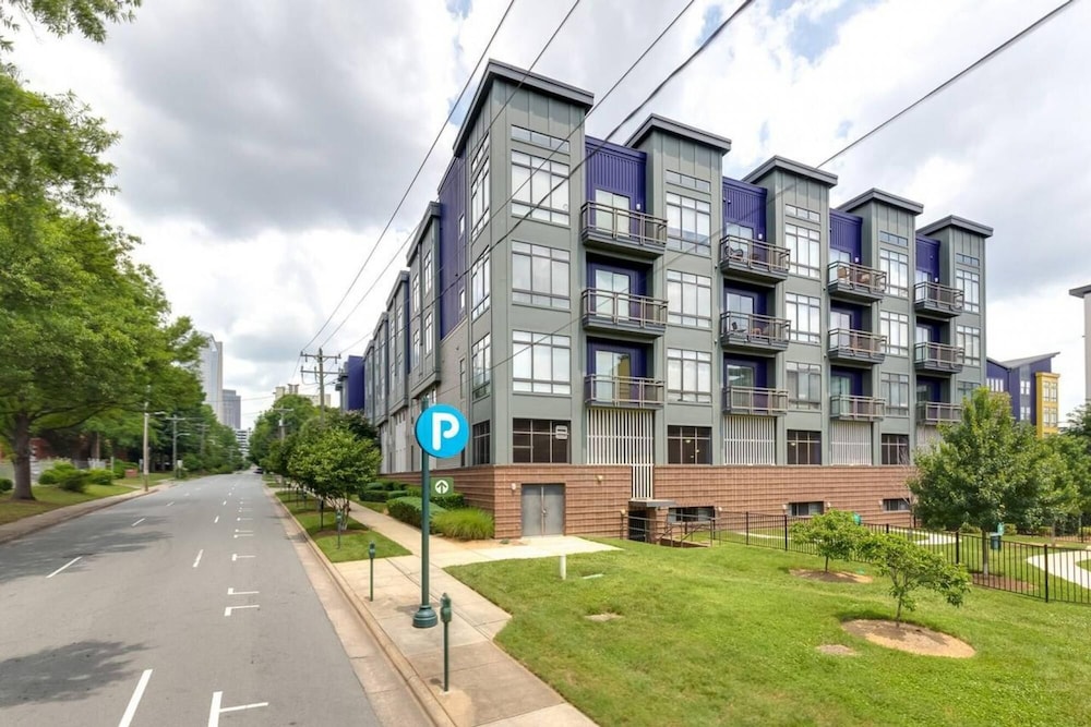uptown spacious condo wifi free parking