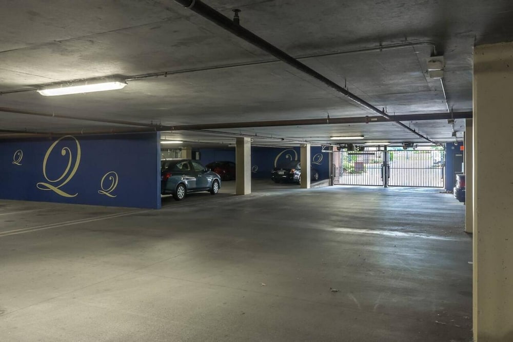 uptown spacious condo wifi free parking