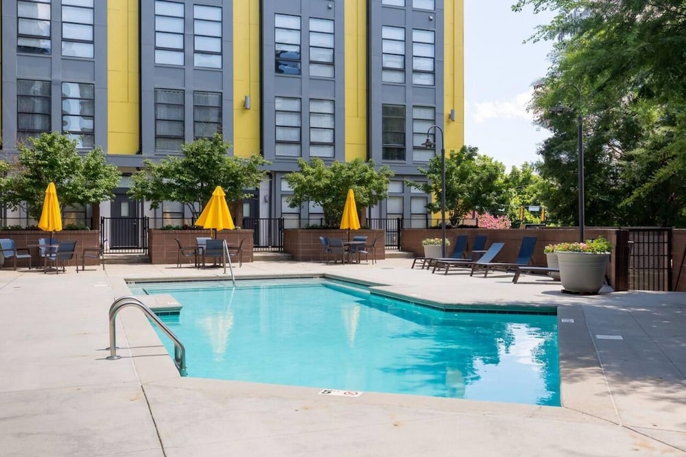uptown spacious condo wifi free parking