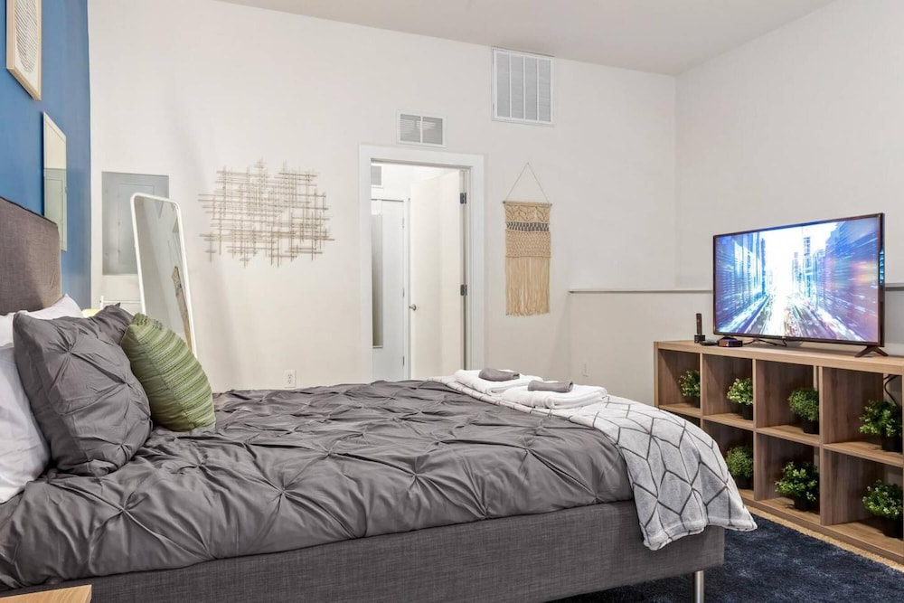uptown spacious condo wifi free parking