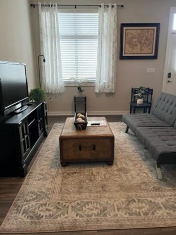 uptown spacious condo wifi free parking