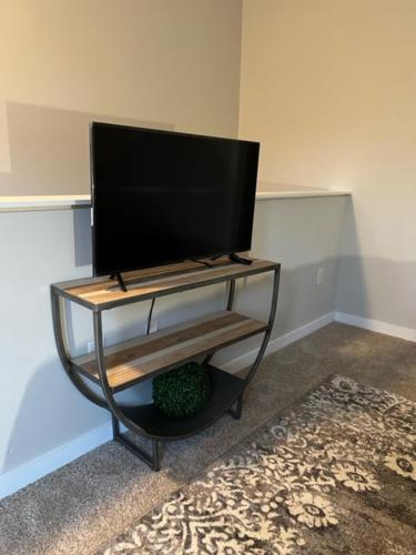 uptown spacious condo wifi free parking