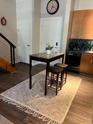 uptown spacious condo wifi free parking