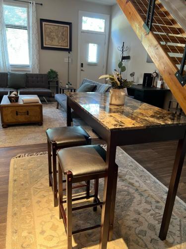uptown spacious condo wifi free parking