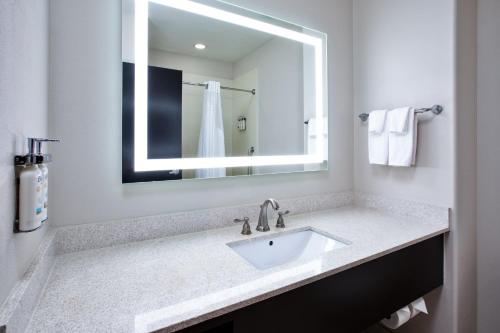 holiday inn express and suites duncan by ihg