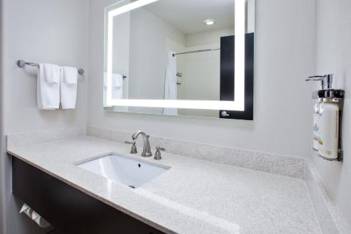 holiday inn express and suites duncan by ihg