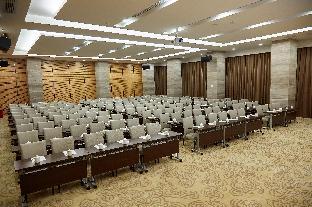 the thousand lantern lake hotel