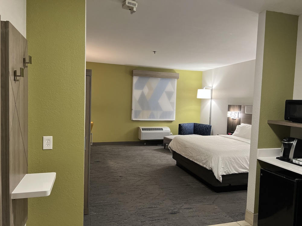 holiday inn express and suites woodward by ihg